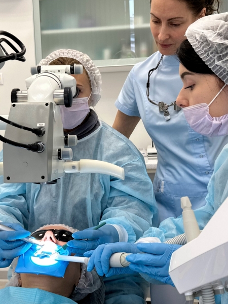 Курс по реставрации зубов Антона Ветчинкина и Натальи Савельевой, обучение стоматологов проходит прямо на пациентах